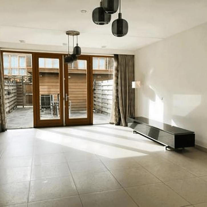 Ruime eengezinswoning met tuin, balkon, gemeubilee..., Huizen en Kamers, Garages en Parkeerplaatsen