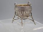 Ing Wo - Miniatuur figuur - Basket and stand - .900 zilver