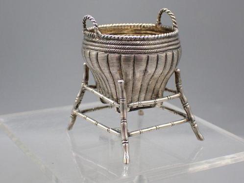 Ing Wo - Miniatuur figuur - Basket and stand - .900 zilver, Antiek en Kunst, Antiek | Goud en Zilver