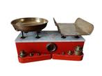 Balans of weegschaal - In hout met schotels van brons en een, Antiek en Kunst, Curiosa en Brocante