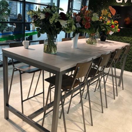 (MDK-104988) Kwadrant hoge sta-tafel met betonlook tafelblad, Huis en Inrichting, Bureaus, Nieuw, Ophalen of Verzenden