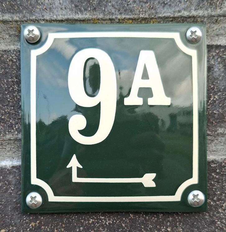 Huisnummer met pijl ingang om de hoek, Verzamelen, Merken en Reclamevoorwerpen, Verzenden