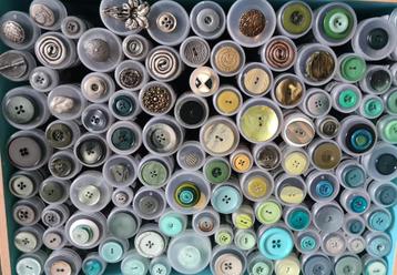 VINTAGE KNOPEN,  SPELDEN, HAARCLIPS opheffingsuitverkoop beschikbaar voor biedingen