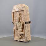 EEN TERRA COTTA STEEN MET EEN KIND MET STANDAARD - 36 cm