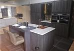 Luxe donker hout – kleurig showroomkeuken in combinatie met, Huis en Inrichting, Keuken | Complete keukens, Ophalen, Overige kleuren