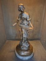 sculptuur, French peasant girl sowing grain next to a small