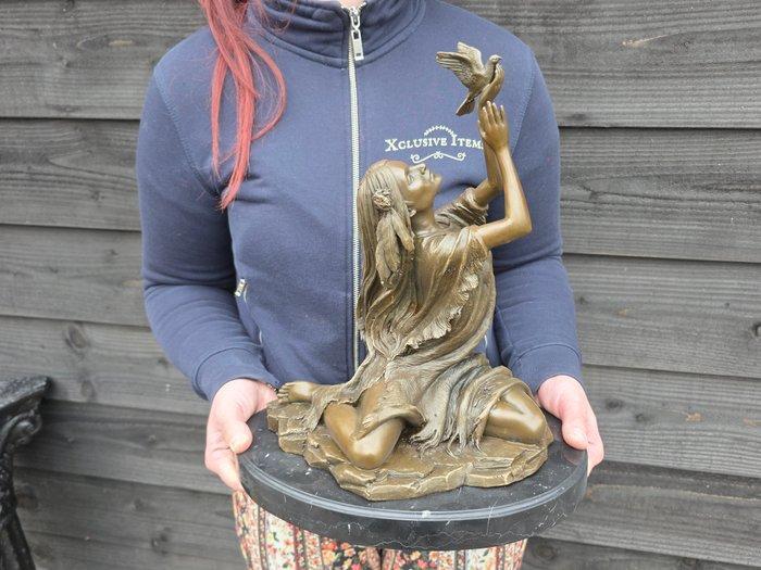 Beeld, Large Bronze: Lady Releasing Bird - 35 cm - Brons,, Antiek en Kunst, Curiosa en Brocante