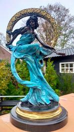 Beeld, woman sitting in a hoop - 44 cm - brons marmer, Antiek en Kunst