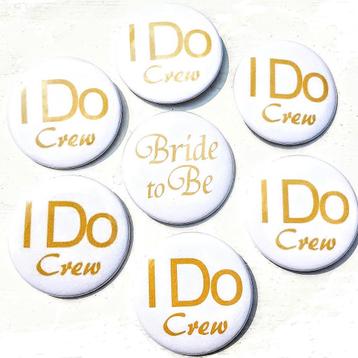 Set met 7 buttons I Do Crew wit goud en 1 button Bride to Be beschikbaar voor biedingen