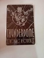 Thunderdome Toxic hotel metalen bordje, Verzamelen, Verzenden, Gebruikt