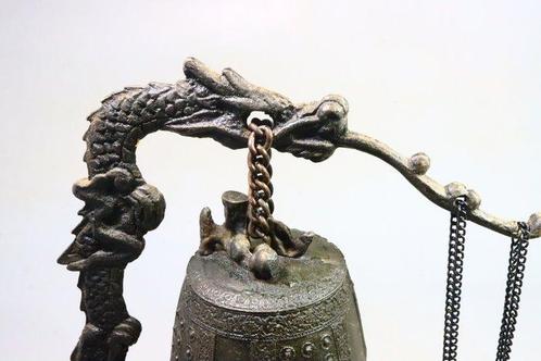 Brons - bel, draak-draai klok. Kloklichaam versierd met, Antiek en Kunst, Antiek | Overige Antiek