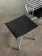 Vitra Eames EA 124 + EA 125 | Leer (NIEUWSTAAT), Huis en Inrichting, 75 tot 100 cm, Ophalen of Verzenden, Zo goed als nieuw, Leer