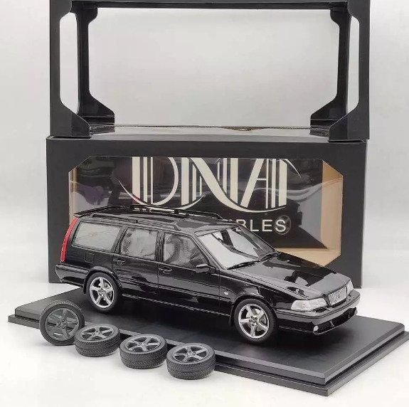 DNA Collectibles 1:18 - Modelauto - Volvo V70 R P80 - Zwart, Hobby en Vrije tijd, Modelauto's | 1:5 tot 1:12
