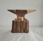 GrootJuweliers Aambeeld op boomstam - Werkgereedschap