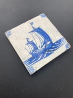 Tegel - Antieke Delfts blauwe tegel met een groot schip met, Antiek en Kunst