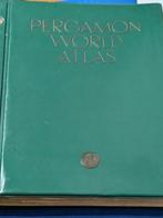 Stanley Knight - Pergamon World Atlas - 1968, Antiek en Kunst, Antiek | Boeken en Bijbels