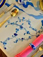 Handgebordelde mantel op natuurlijke organza. - Tafelkleed -, Antiek en Kunst