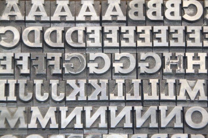 Drukblokken - een letterbak gevuld met 2 volledige, Antiek en Kunst, Antiek | Wandborden en Tegels
