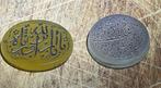 Set van 2 agaatstenen, inclusief islamitische kalligrafie. -