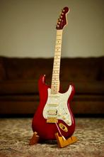 Fender Tash Sultana Stratocaster | Transparent Cherry, Muziek en Instrumenten, Snaarinstrumenten | Gitaren | Elektrisch, Nieuw