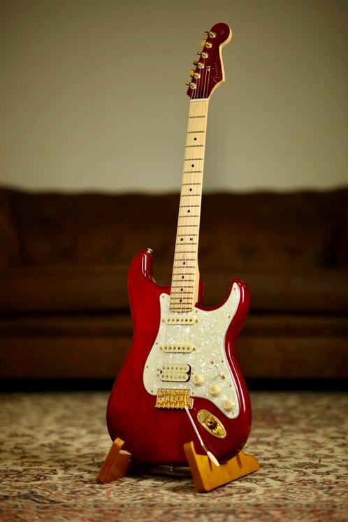 Fender Tash Sultana Stratocaster | Transparent Cherry, Muziek en Instrumenten, Snaarinstrumenten | Gitaren | Elektrisch