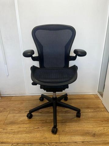 500x Refurbished Herman Miller Aeron bureaustoel blauw