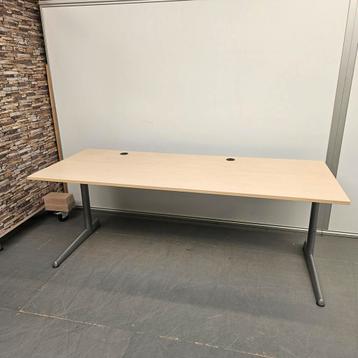 Ahrend 500 bureau - 200x80 cm beschikbaar voor biedingen