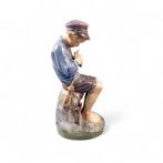 Royal Copenhagen - Beeldje - Boy cutting a stick - 905 -, Antiek en Kunst