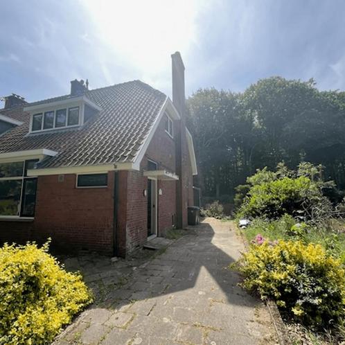 Eengezinswoning met tuin, gemeubileerd en privéparkeerplaats, Huizen en Kamers, Garages en Parkeerplaatsen
