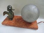 Lamp - Art Déco. Beeldje van metaal. Eend. Globe van glas