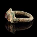 Sasanian Bronzen ring met dieren-granaat intaglio (Zonder, Antiek en Kunst