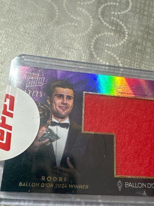 Topps Rodri /25 Patch (Piece of Red Carpet Of Ceremony), Verzamelen, Stickers