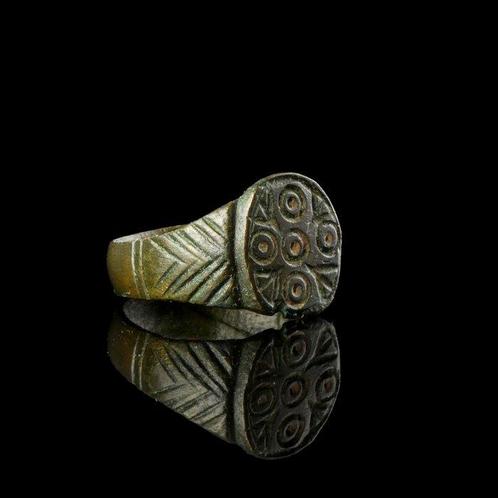 Middeleeuwen, kruisvaardersperiode Brons Ring met kruis van, Sieraden, Tassen en Uiterlijk, Antieke sieraden