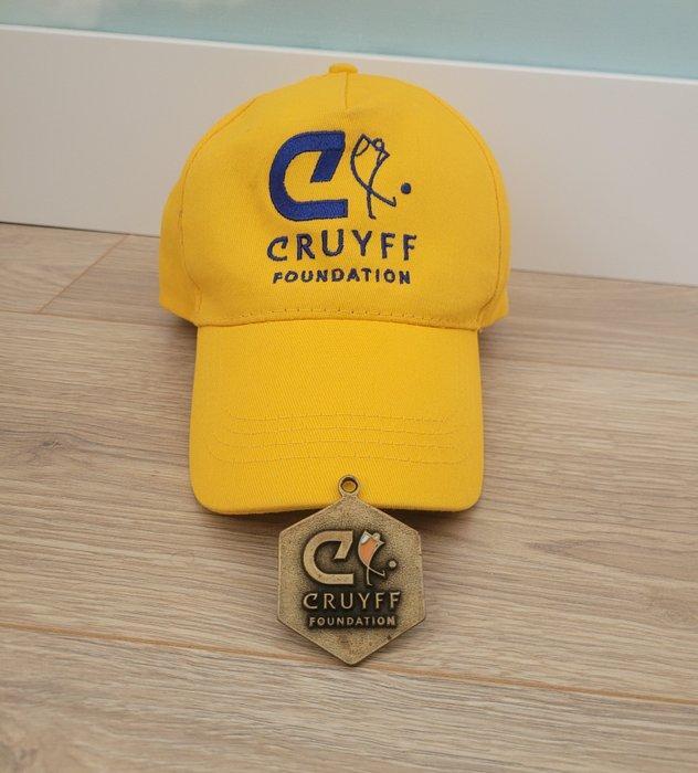 Cruyff Foundation Open Day 2023 - Medaille + Pet., Verzamelen, Overige Verzamelen
