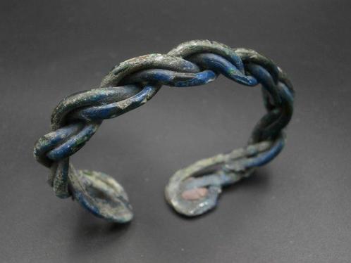 Viking period: beautiful twisted bronze Viking braclet, Antiek en Kunst, Antiek | Overige Antiek