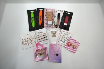 Sieraden & Make-up Box M met 12 items beschikbaar voor biedingen