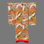 Een fijne brokaat zijde uchikake, ‘nieuw oude voorraad’, met