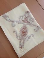Set met handgeborduurde tafelkleed en servetten - Tafelkleed, Antiek en Kunst