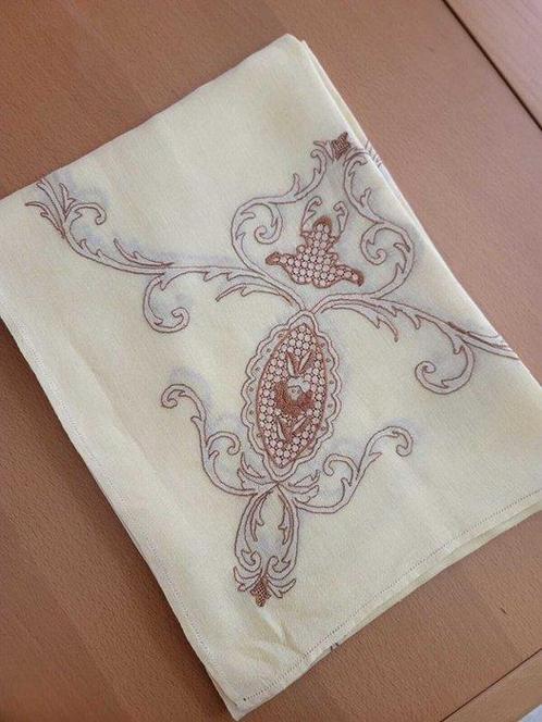 Set met handgeborduurde tafelkleed en servetten - Tafelkleed, Antiek en Kunst, Antiek | Kleden en Textiel