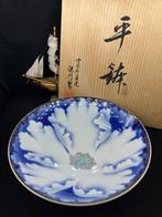 Fukagawa blauw-wit porseleinen bord met pioenrozen -, Antiek en Kunst