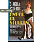 ONDER DE STERREN 9789022520307 Shirley MacLaine, Boeken, Verzenden, Gelezen, Shirley MacLaine