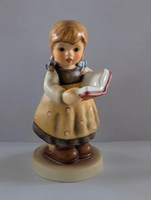 Goebel - Beeld, M.I. Hummel meisje met boek - 9.5 cm -, Antiek en Kunst, Curiosa en Brocante