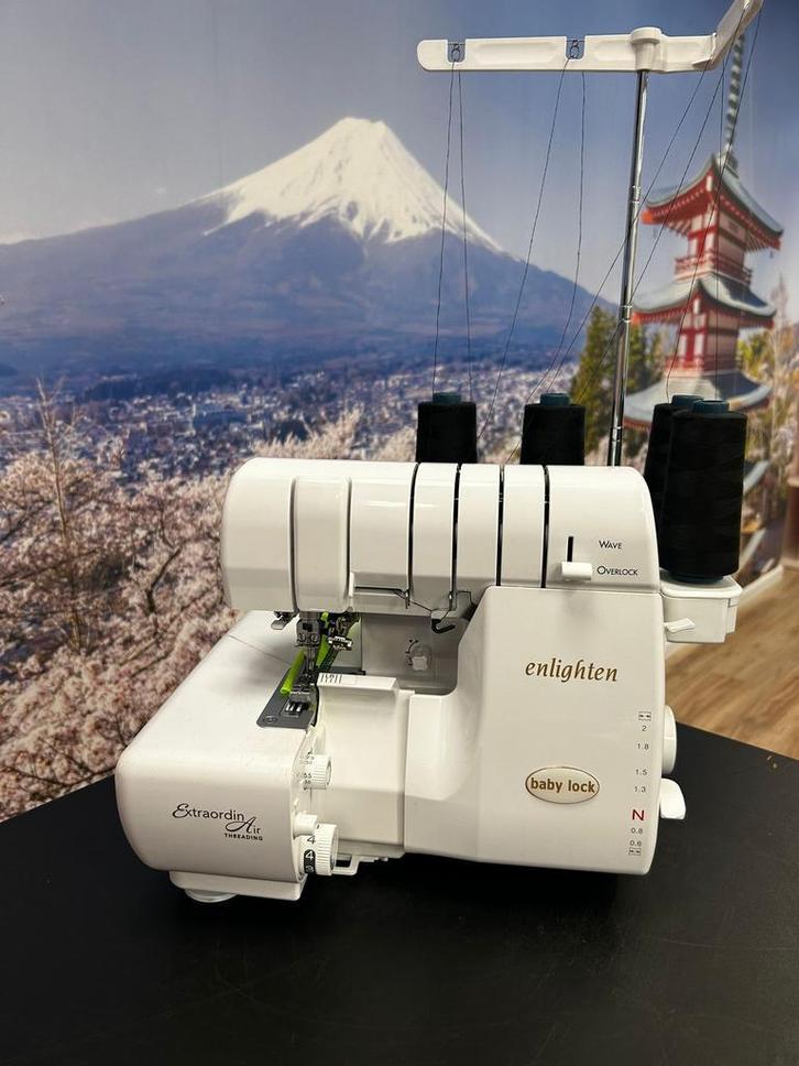 lockmachine babylock enlighten, Hobby en Vrije tijd, Naaimachines en Toebehoren, Lockmachine, Zo goed als nieuw