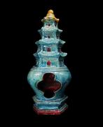 Oud-Chinees Pagode en sancai keramiek met turquoise glazuur