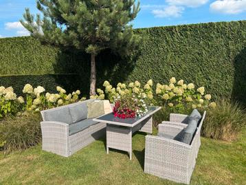 Leuke tuinset met hoge tafel beschikbaar voor biedingen