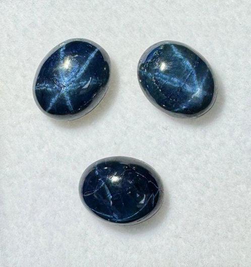 Kavel van 3 cabochon blauwe stersaffieren, 6 stralen. 11,13, Verzamelen, Mineralen en Fossielen