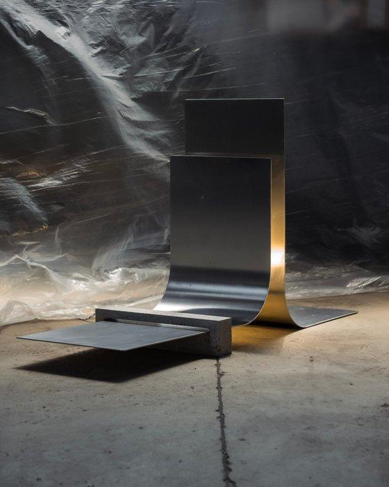 DARK atelier - Lamp - Botsing 3.0 - Aluminium, Travertijn, Antiek en Kunst, Kunst | Designobjecten