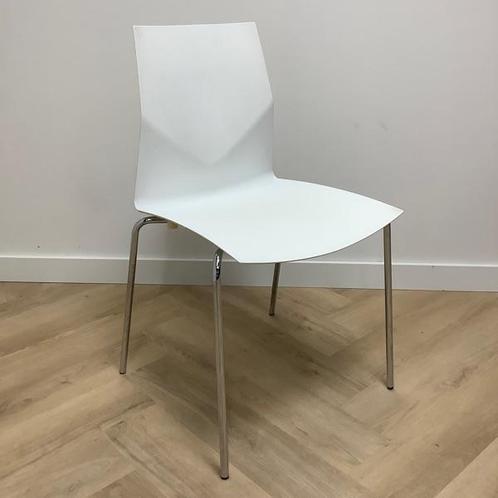 Tweedehands Four Design stapelstoel, wit - chroom, Huis en Inrichting, Stoelen, Eén, Gebruikt, Stof, Ophalen of Verzenden
