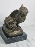 J.B. CLESINCER - Beeld, Bronzen uil met schedel gesigneerd