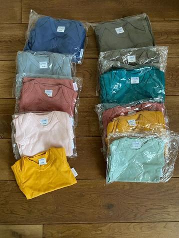 Groot pakket onbedrukte babykleding beschikbaar voor biedingen